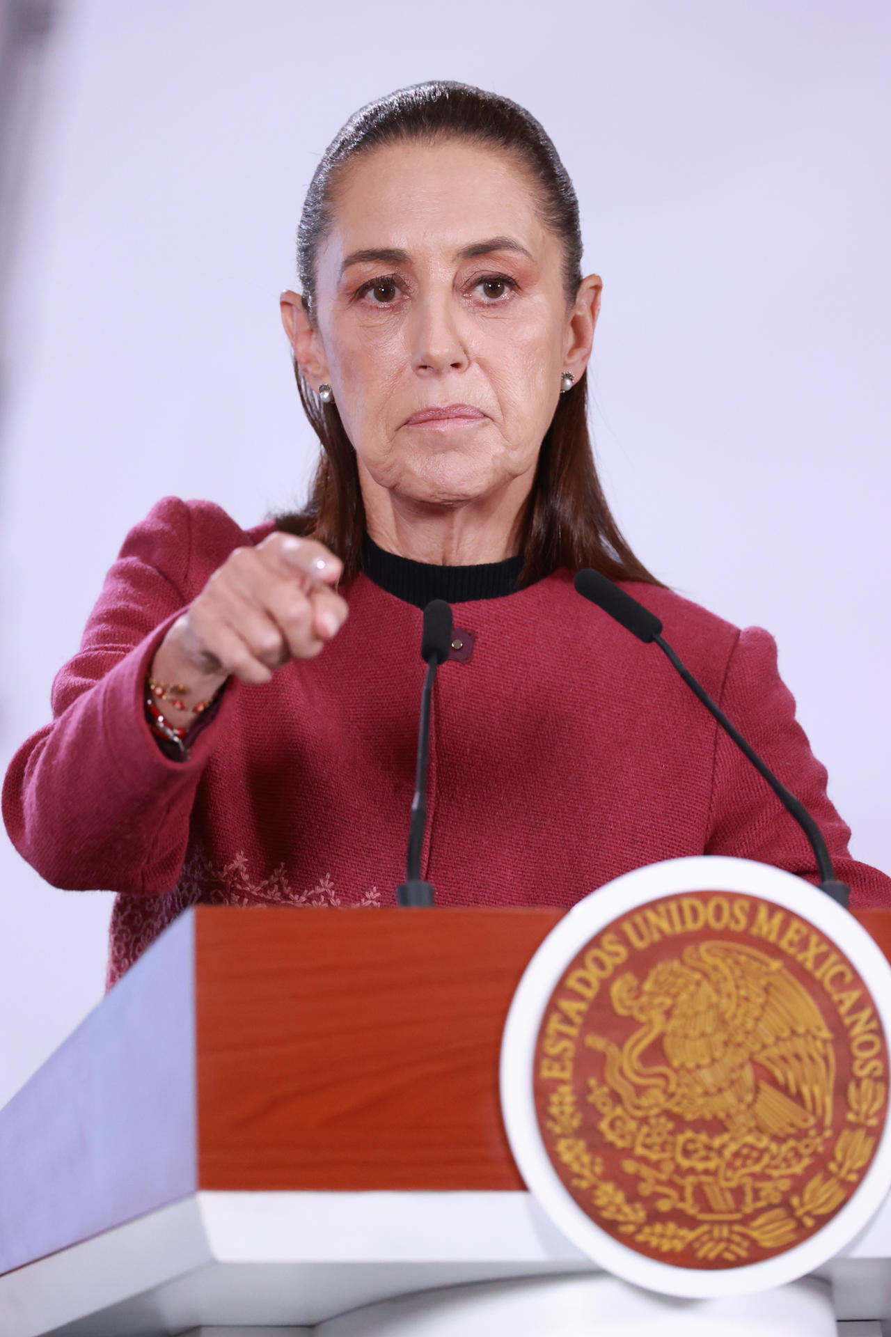 La presidenta de México, Claudia Sheinbaum, habla durante una rueda de prensa este lunes, en el Palacio Nacional de Ciudad de México (México). EFE/Mario Guzmán
