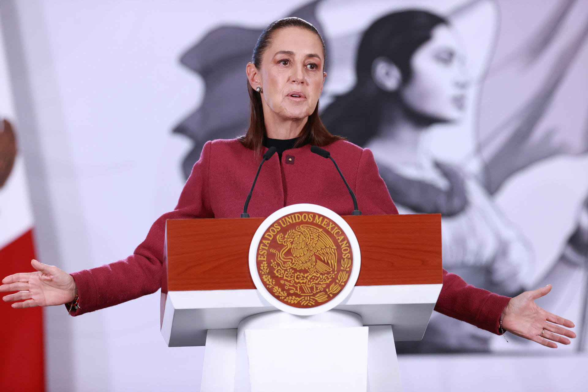 La presidenta de México, Claudia Sheinbaum, habla durante una rueda de prensa este lunes, en el Palacio Nacional de Ciudad de México (México). EFE/Mario Guzmán
