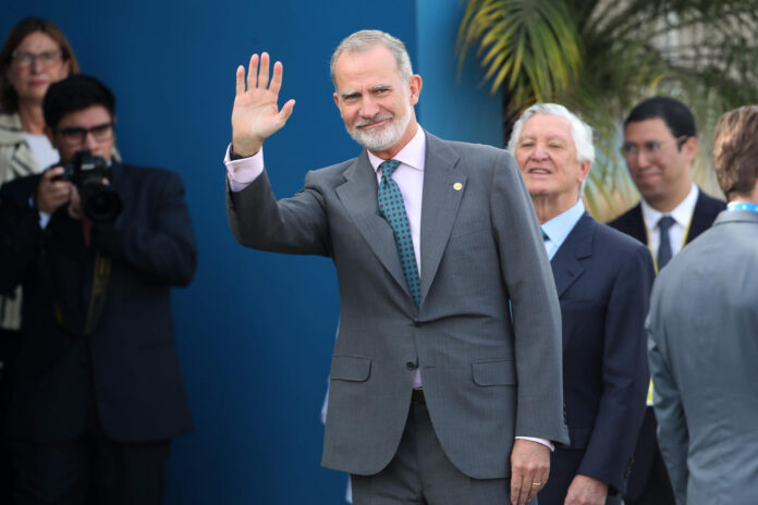 El rey de España, Felipe VI, saluda durante su llegada este lunes para asistir a la ceremonia de toma de posesión de mando de la presidenta electa de Perú, Keiko Fujimori, que tendrá lugar el 28 de julio en Lima (Perú). EFE/ Paolo Aguilar
