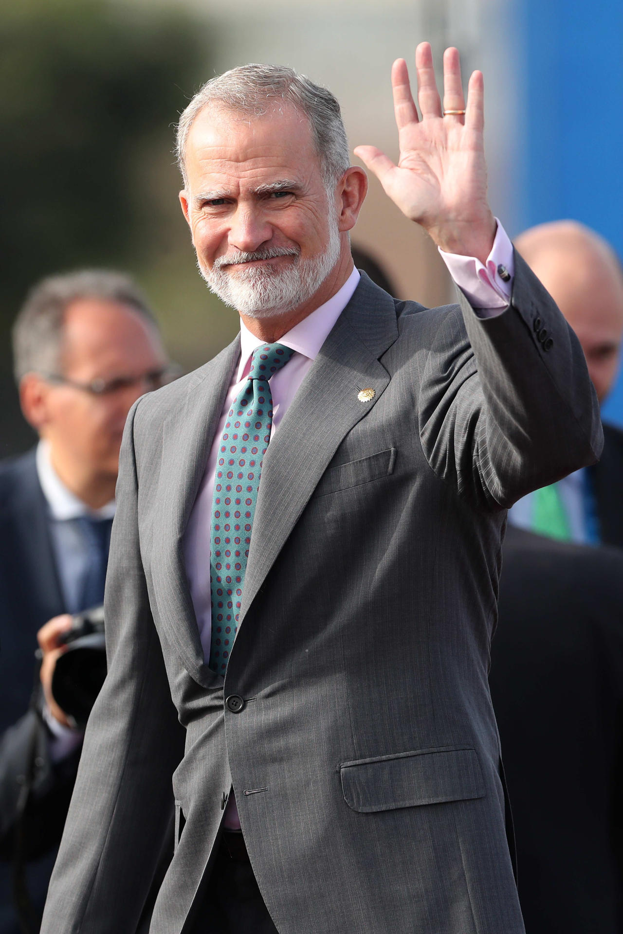 El rey de España, Felipe VI, saluda durante su llegada este lunes para asistir a la ceremonia de toma de posesión de mando de la presidenta electa de Perú, Keiko Fujimori, que tendrá lugar el 28 de julio en Lima (Perú). EFE/ Paolo Aguilar
