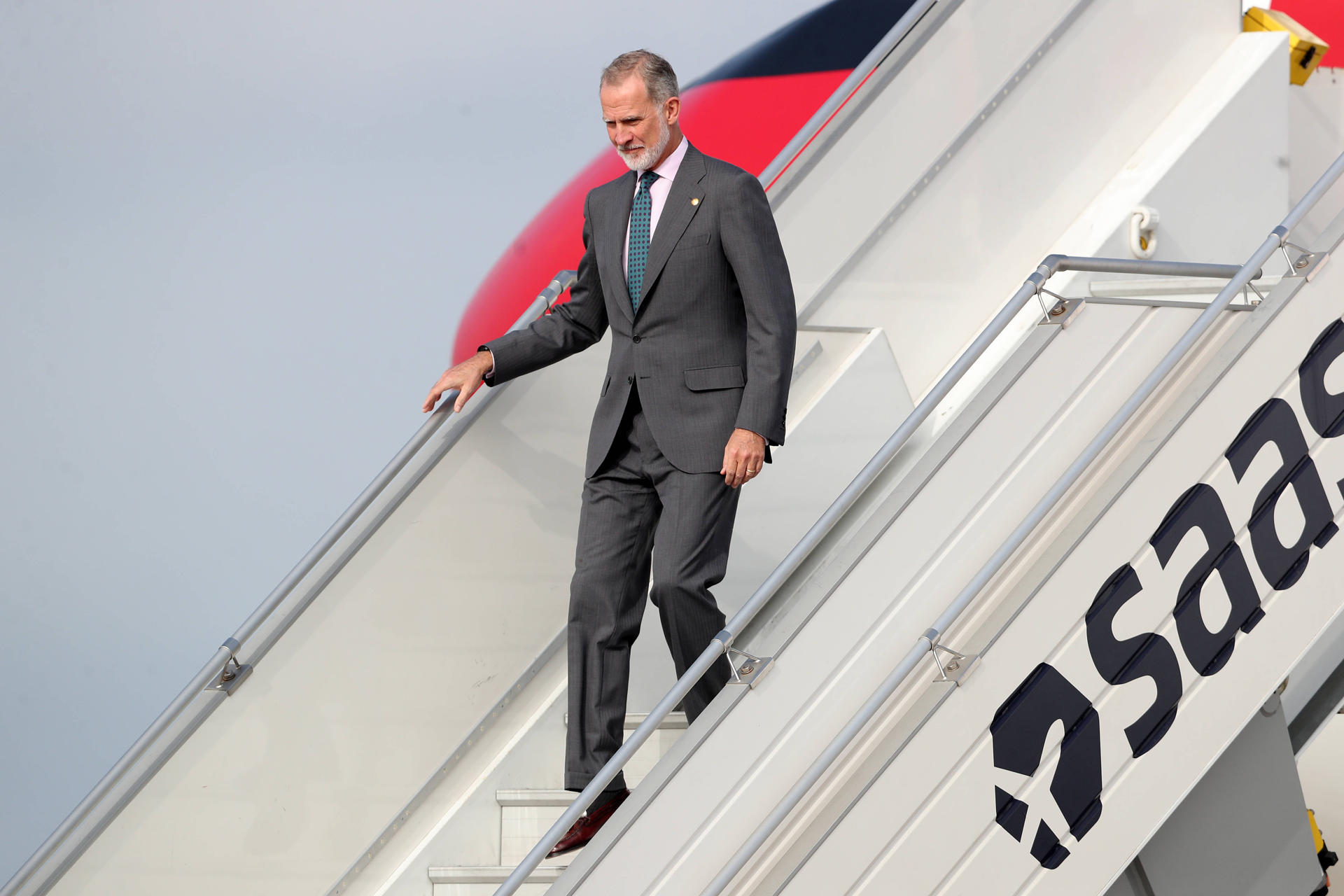 El rey de España, Felipe VI, llega este lunes para asistir a la ceremonia de toma de posesión de mando de la presidenta electa de Perú, Keiko Fujimori, que tendrá lugar el 28 de julio en Lima (Perú). EFE/ Paolo Aguilar
