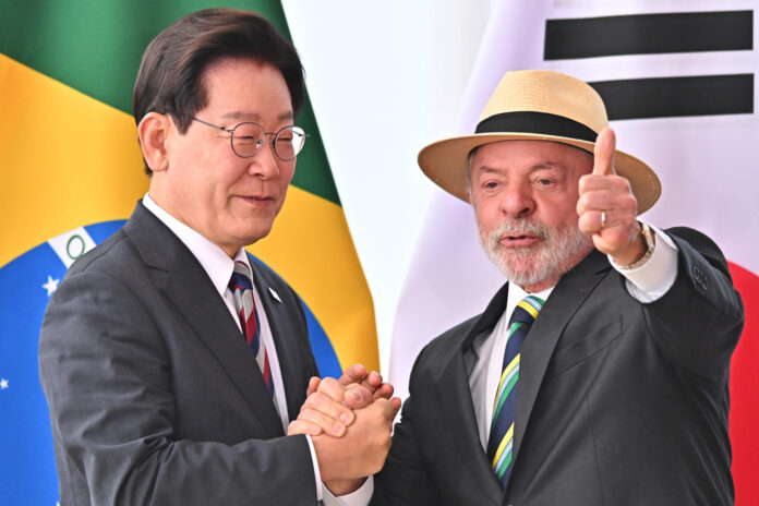 El presidente de Corea del Sur, Jae-myung Lee (i), conversa junto a su homólogo de Brasil, Luiz Inácio Lula da Silva, durante una reunión bilateral este lunes, en el Palacio de la Alvorada en Brasilia (Brasil). EFE/ Andre Borges

