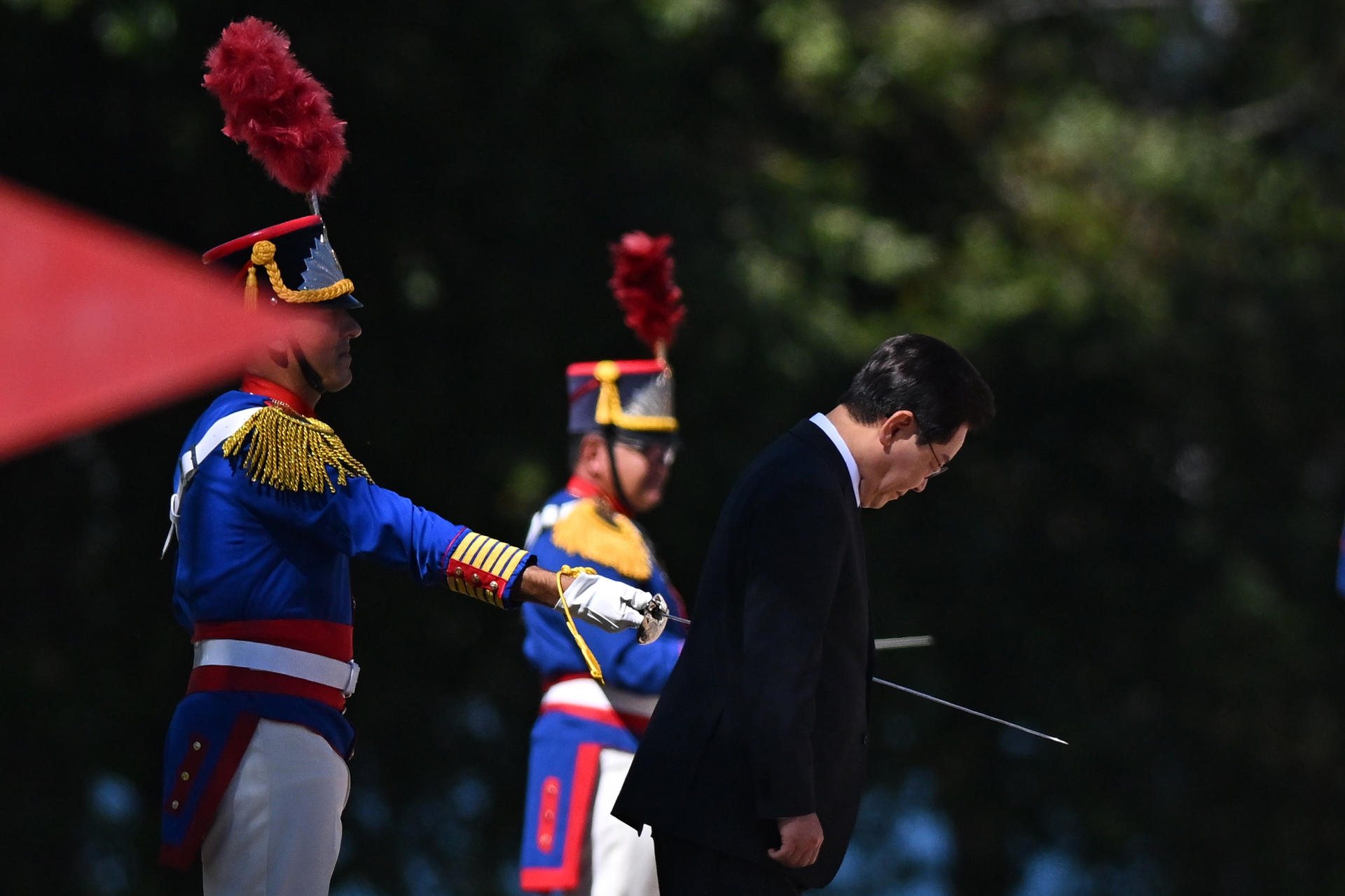 El presidente de Corea del Sur, Jae-myung Lee, llega para una reunión con su homólogo de Brasil, Luiz Inácio Lula da Silva, este lunes, en el Palacio de la Alvorada en Brasilia (Brasil). EFE/ Andre Borges
