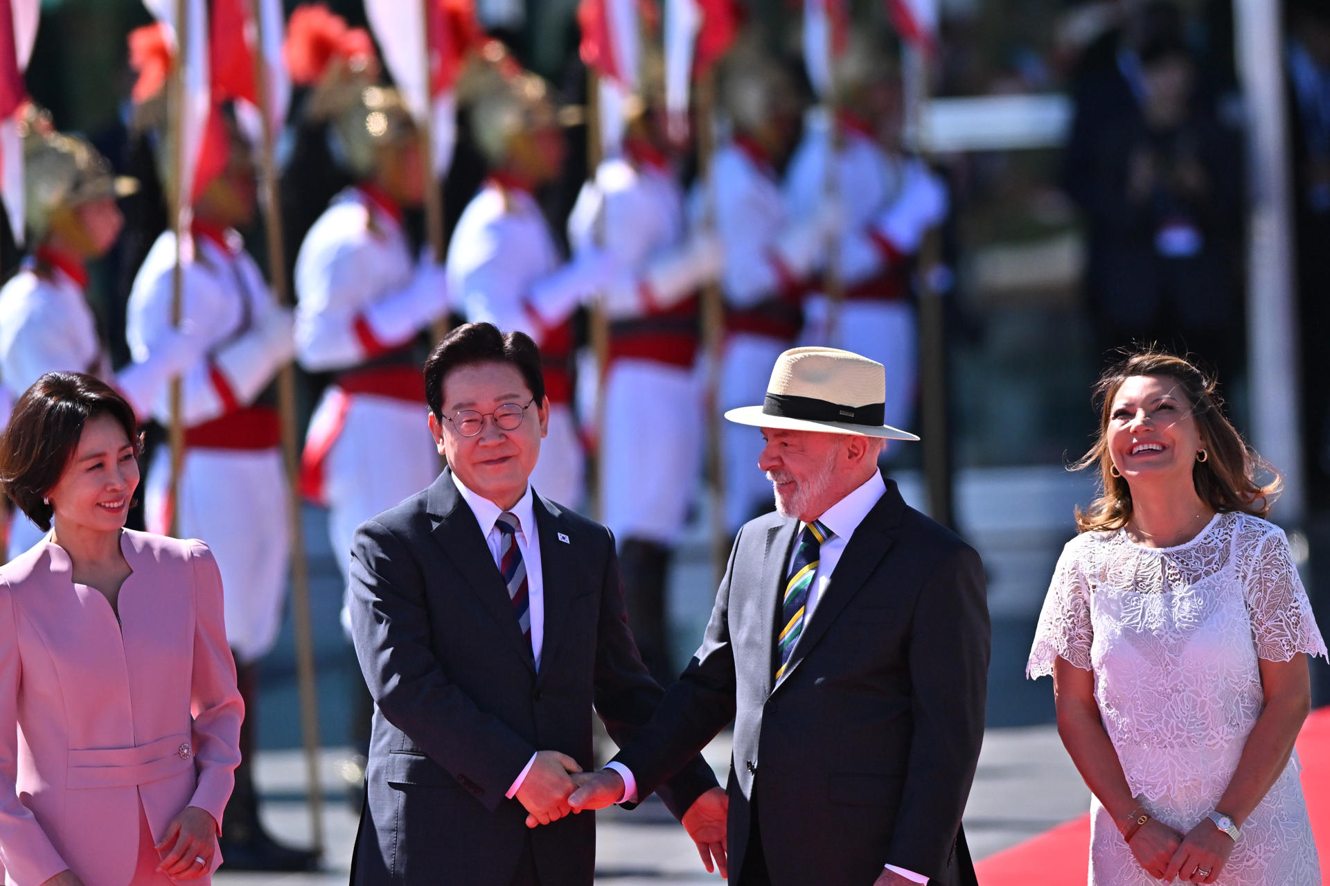 El presidente de Corea del Sur, Jae-myung Lee (2-i), saluda junto a su esposa, Kim Hea-kyung (i), a su homólogo de Brasil, Luiz Inácio Lula da Silva, y su esposa, Rosângela 'Janja' da Silva, este lunes en el Palacio de la Alvorada en Brasilia (Brasil). EFE/ Andre Borges
