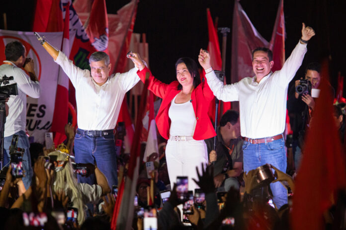 Fotografía de archivo de Keiko Fujimori (c), junto a Luis Galarreta (i). EFE/ Renato Pajuelo
