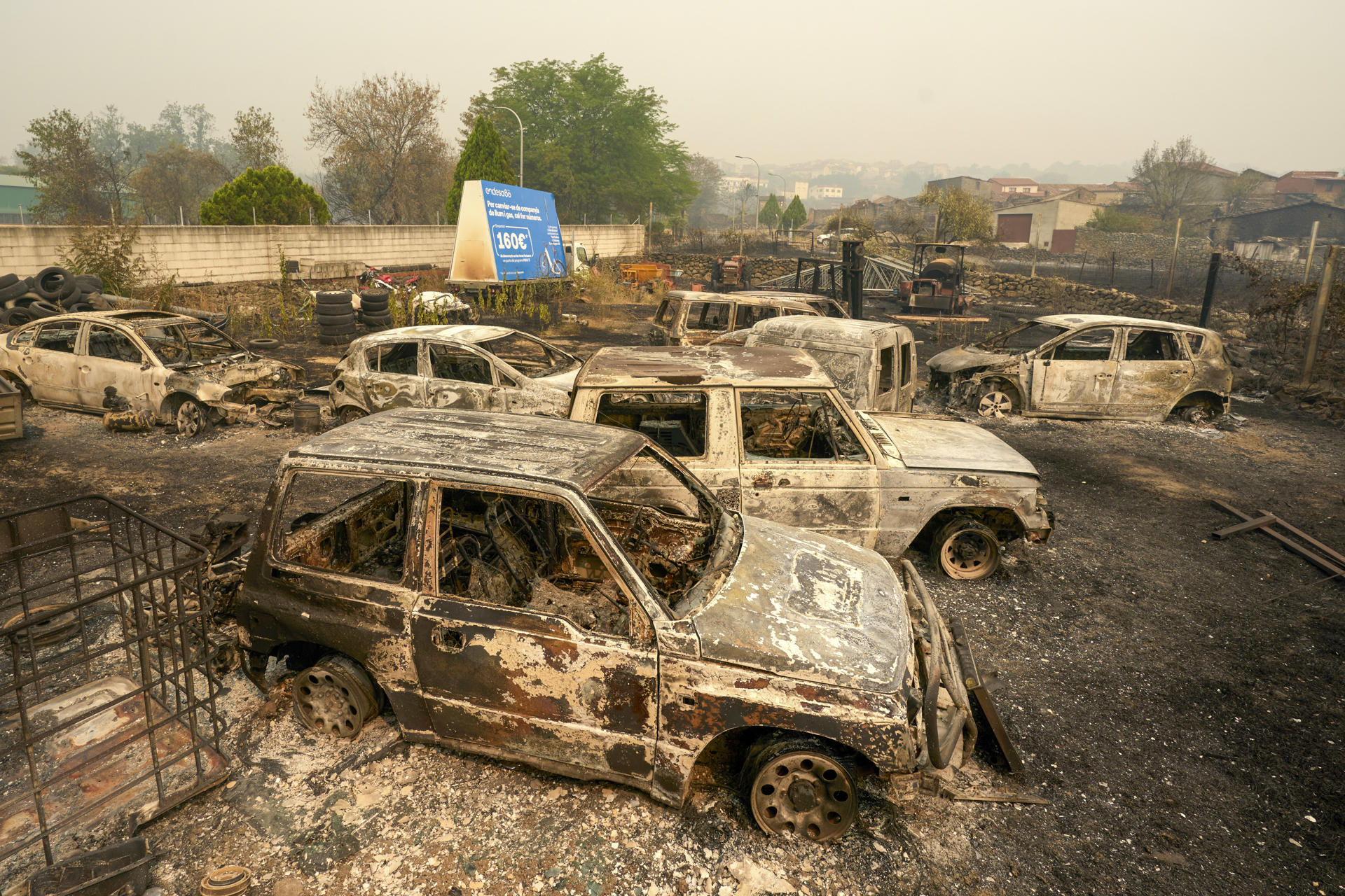 Varios coches calcinados en la localidad de Casavieja (Ávila, centro de España), este lunes. EFE/Raúl Sanchidrián
