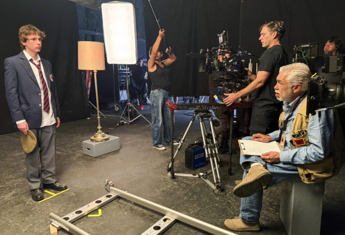 Fotografía cedida por la plataforma Netflix, que muestra al director mexicano Luis Estrada (d), participando durante una audición de su nueva película en Ciudad de México (México). EFE/Netflix/SOLO USO EDITORIAL/NO VENTAS/SOLO DISPONIBLE PARA ILUSTRAR LA NOTICIA QUE ACOMPAÑA (CRÉDITO OBLIGATORIO)
