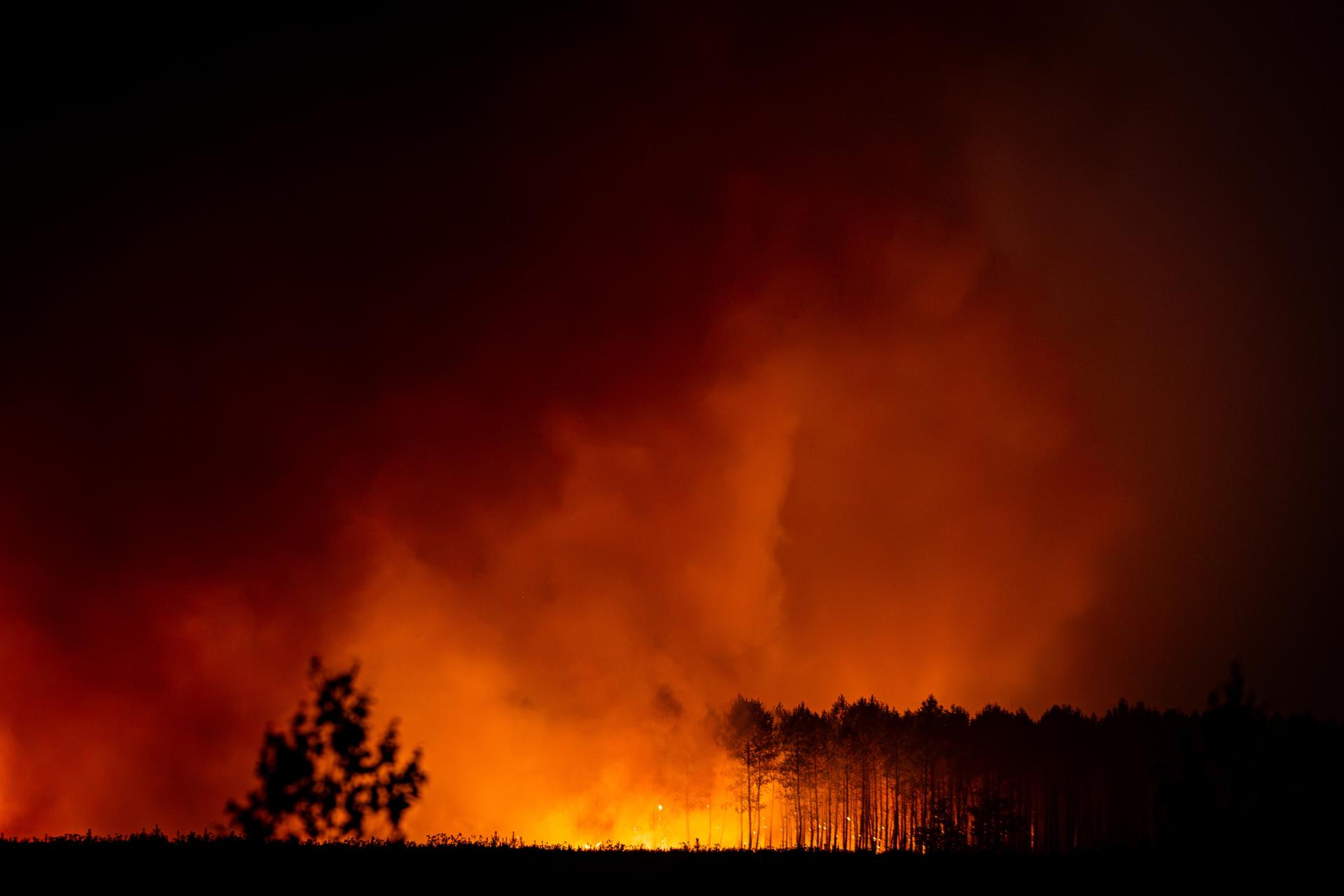 Fotografía facilitada por el SDIS 33 —el servicio oficial de bomberos y rescate de la zona de Gironda— que muestra el incendio que sigue activo en el bosque situado entre Cestas y Marcheprime, en el suroeste de Francia.EFE/EPA/Julien Soulard /HANDOUT HANDOUT EDITORIAL USE ONLY/NO SALES
