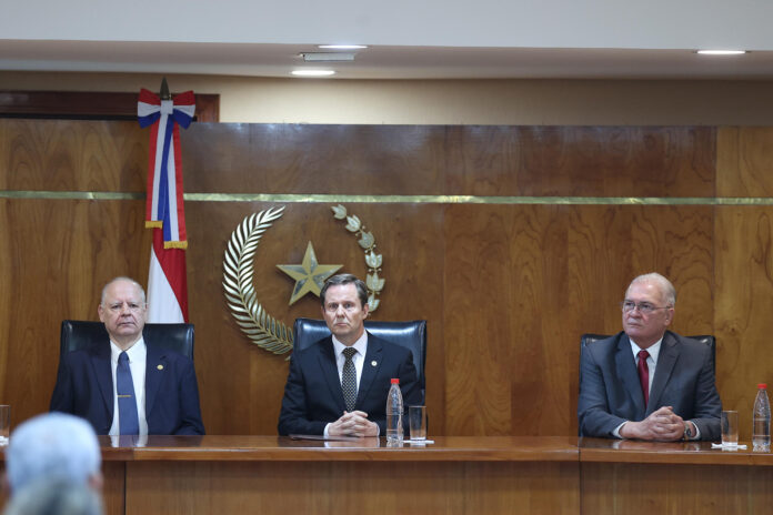De izquierda a derecha, el ministro de la Corte Suprema de Justicia de Paraguay, Luis Benítez; el presidente de la Corte Suprema de Justicia de Paraguay, Alberto Martínez; y el Fiscal General del Estado de Paraguay, Emiliano Rolón; participan durante el acto de reconocimiento de responsabilidad internacional y cumplimiento de la sentencia por parte del Estado paraguayo en el caso Leguizamón Zaván, este lunes en Asunción (Paraguay). EFE/ Juan Pablo Pino

