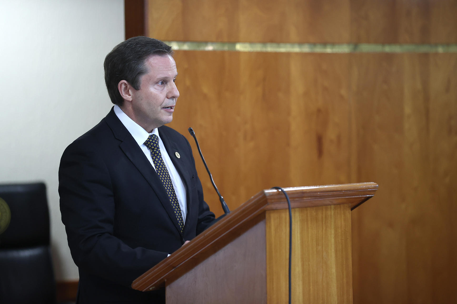 El presidente de la Corte Suprema de Justicia de Paraguay, Alberto Martínez, habla durante el acto de reconocimiento de responsabilidad internacional y cumplimiento de la sentencia por parte del Estado paraguayo en el caso Leguizamón Zaván, este lunes en Asunción (Paraguay). EFE/ Juan Pablo Pino
