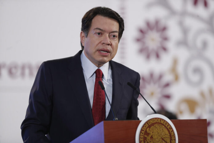Fotografía de archivo del secretario de Educación de México Mario Delgado hablando en el Palacio Nacional de la Ciudad de México.  EFE/ Isaac Esquivel
