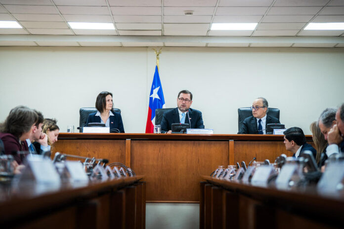 Fotografía cedida por el Ministerio de Relaciones Exteriores de Chile que muestra a su ministro, Francisco Pérez Mackenna (c), junto a la subsecretaria de Relaciones Económicas Internacionales, Paula Estévez (i), durante una reunión con gremios empresariales, en Santiago (Chile). EFE/ Ministerio de Relaciones Exteriores de Chile
