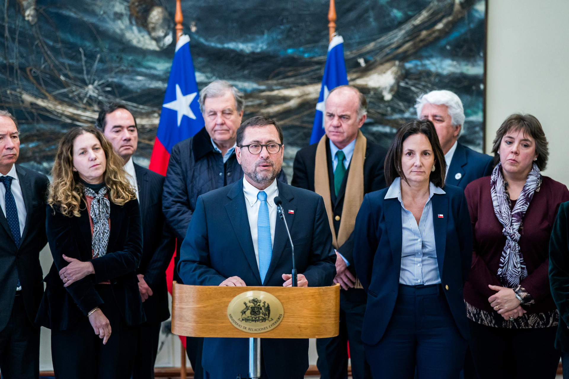 Fotografía cedida por el Ministerio de Relaciones Exteriores de Chile que muestra a su ministro, Francisco Pérez Mackenna (c), junto a la subsecretaria de Relaciones Económicas Internacionales, Paula Estévez (i), durante una reunión con gremios empresariales, en Santiago (Chile). EFE/ Ministerio de Relaciones Exteriores de Chile
