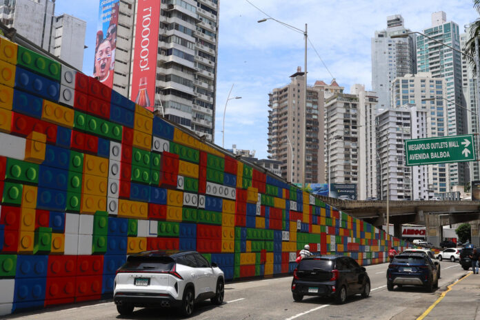 Fotografía que muestra vehículos transitando por una avenida este lunes, en Ciudad de Panamá (Panamá). EFE/ Carlos Lemos
