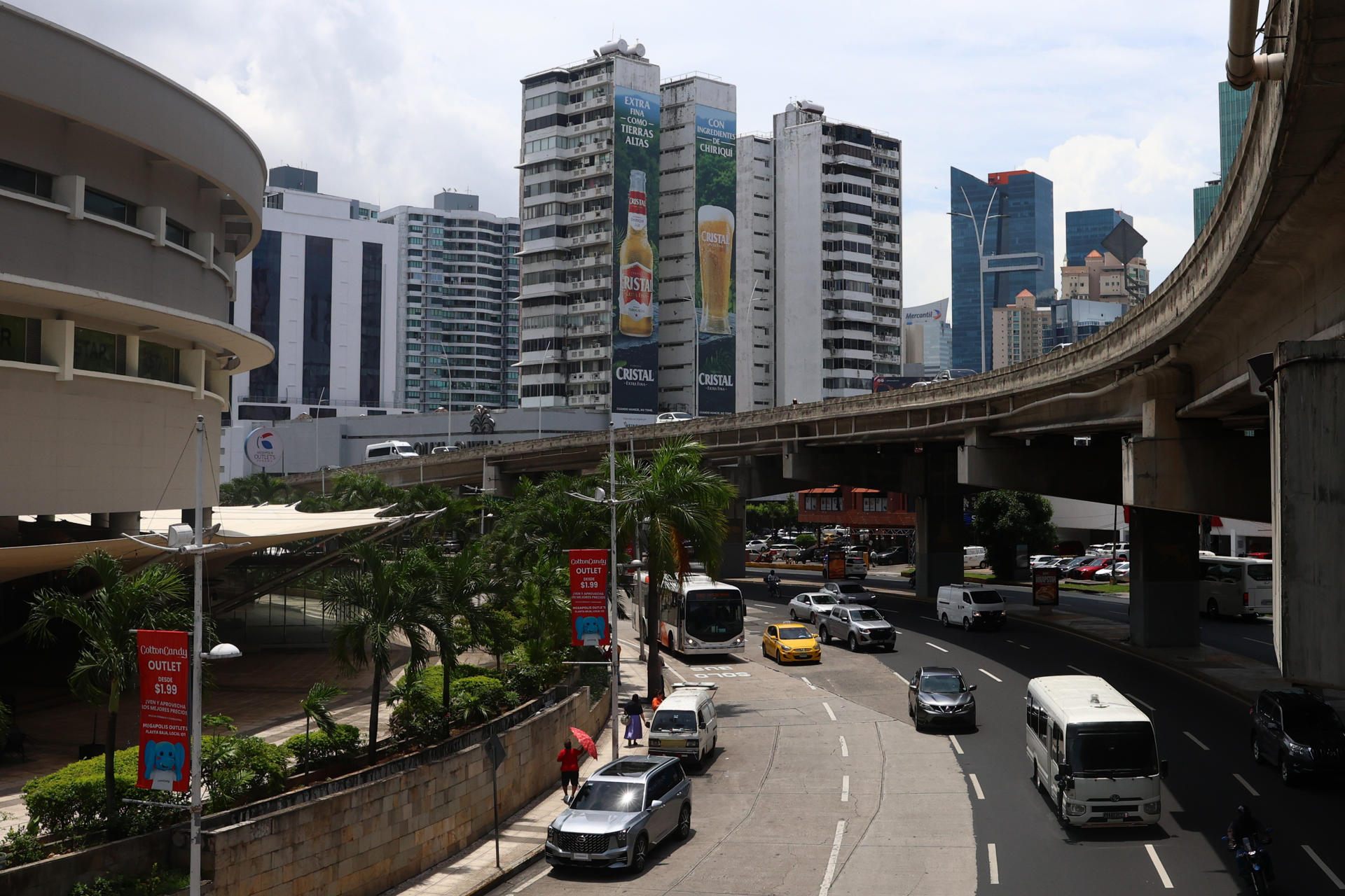 Fotografía que muestra vehículos transitando por una avenida este lunes, en Ciudad de Panamá (Panamá). EFE/ Carlos Lemos
