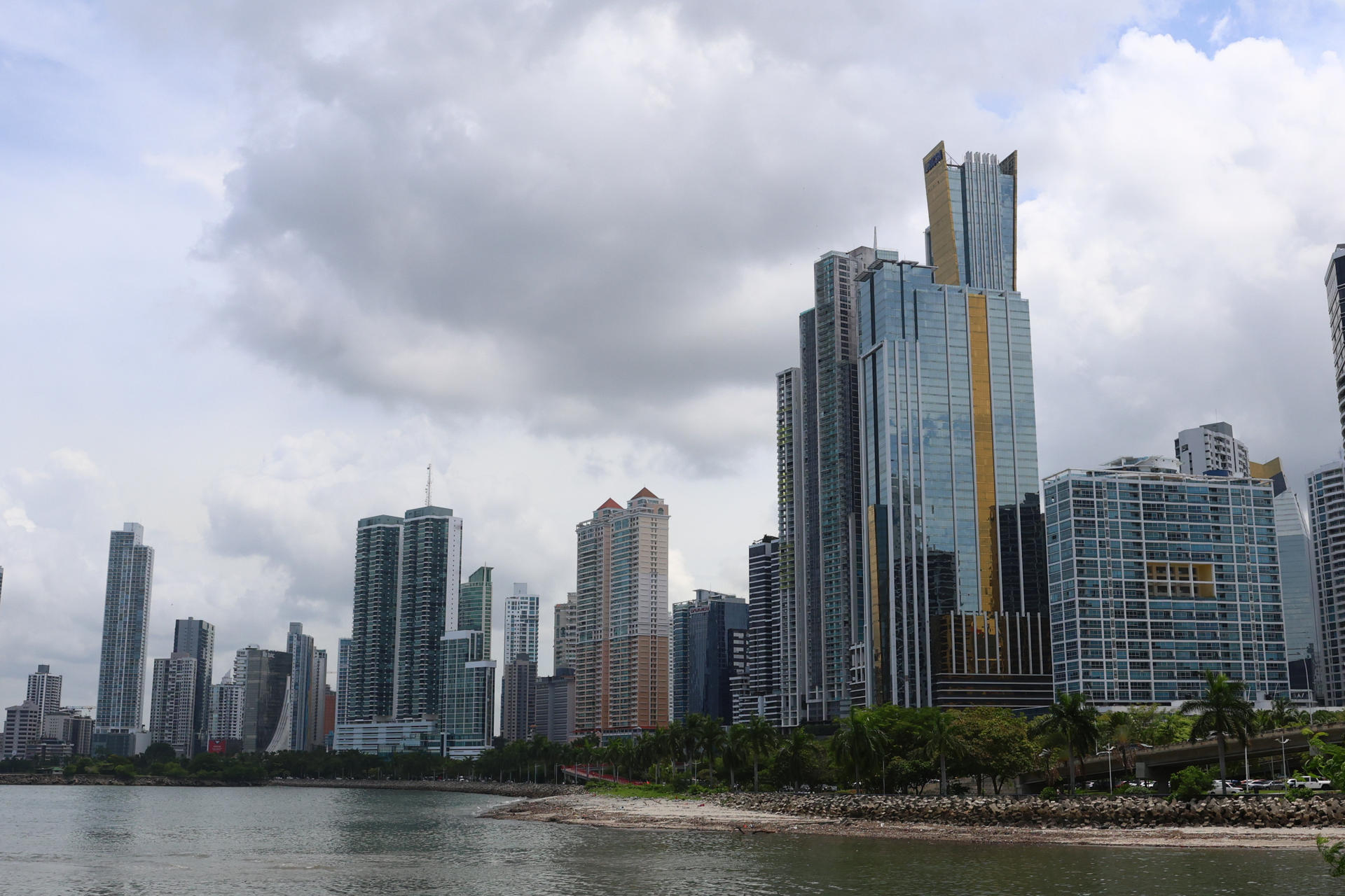 Fotografía que muestra edificios este lunes, en Ciudad de Panamá (Panamá). EFE/ Carlos Lemos
