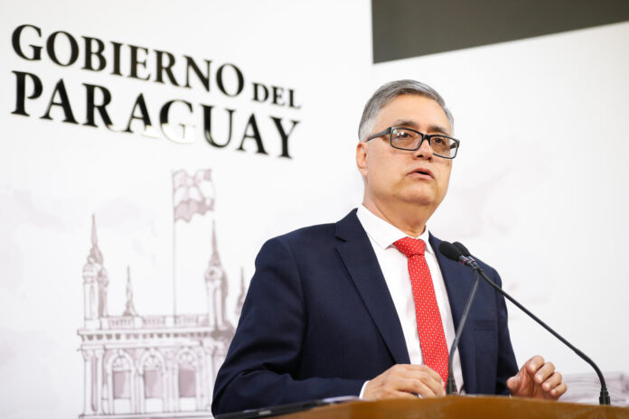 El nuevo presidente de la Administración Nacional de Electricidad de Paraguay (Ande), Miguel Báez, habla durante una rueda de prensa, en Asunción (Paraguay). EFE/ Juan Pablo Pino
