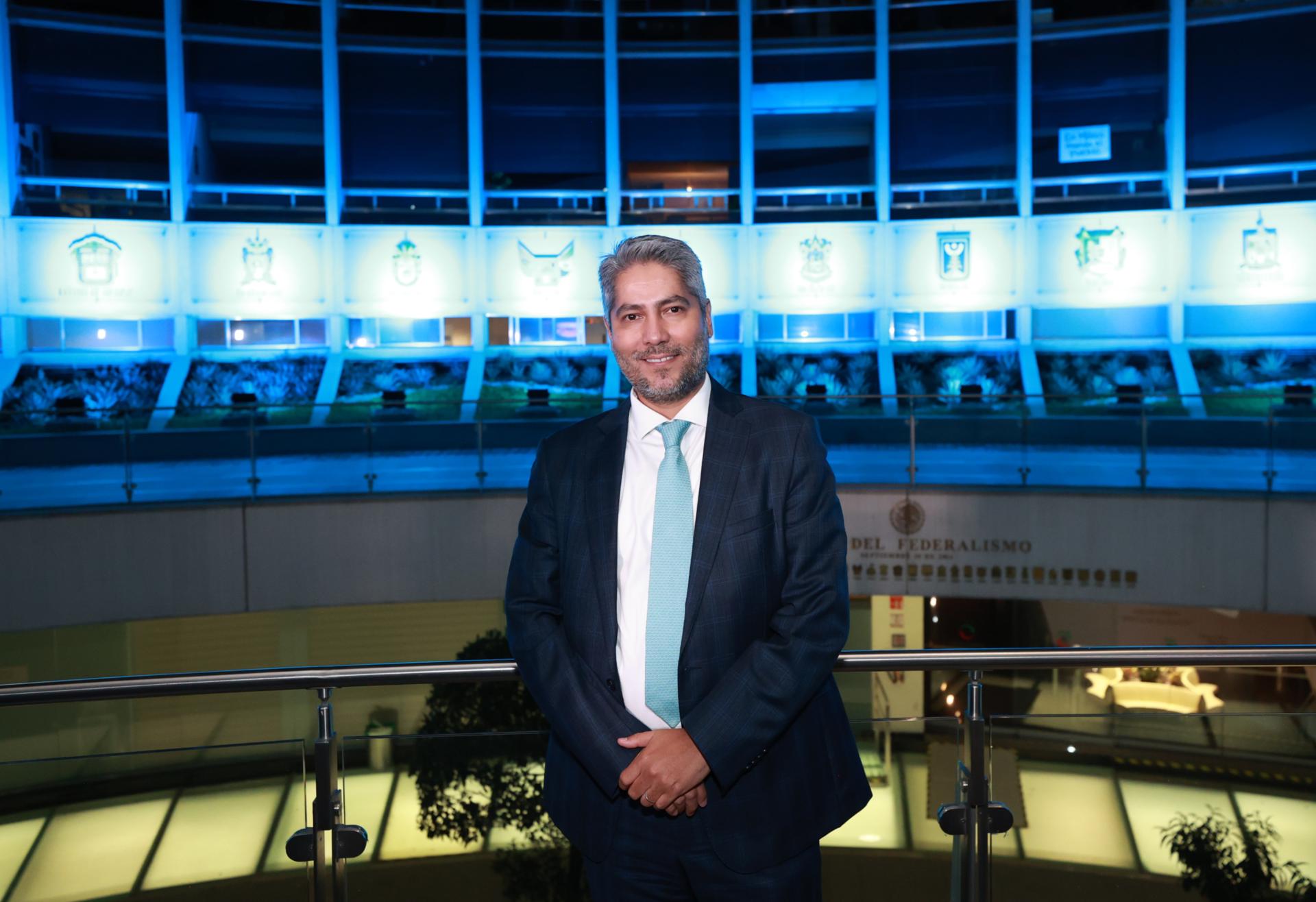 Fotografía que muestra al director de Asuntos Corporativos LATAM North-to-South de Kenvue, Gustavo Ledesma (i), posando en el marco del Día Internacional del Autocuidado en Ciudad de México (México). EFE/ Mario Guzmán
