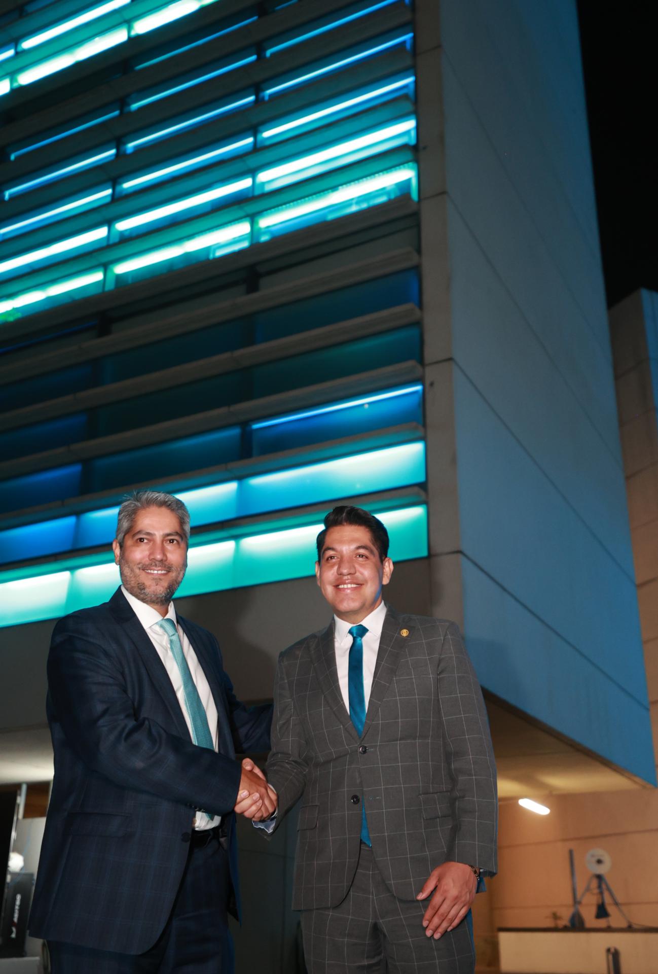 Fotografía que muestra al director de Asuntos Corporativos LATAM North-to-South de Kenvue, Gustavo Ledesma (i), y al presidente de la Comisión de Economía e Integrante de la Comisión de Salud, Emmanuel Reyes Carmona, en Ciudad de México (México). EFE/ Mario Guzmán
