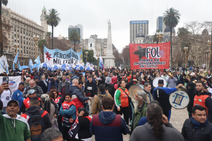Integrantes de movimientos de izquierda, este lunes, en la Plaza de Mayo, en Buenos Aires (Argentina). EFE/ Juan Ignacio Roncoroni
