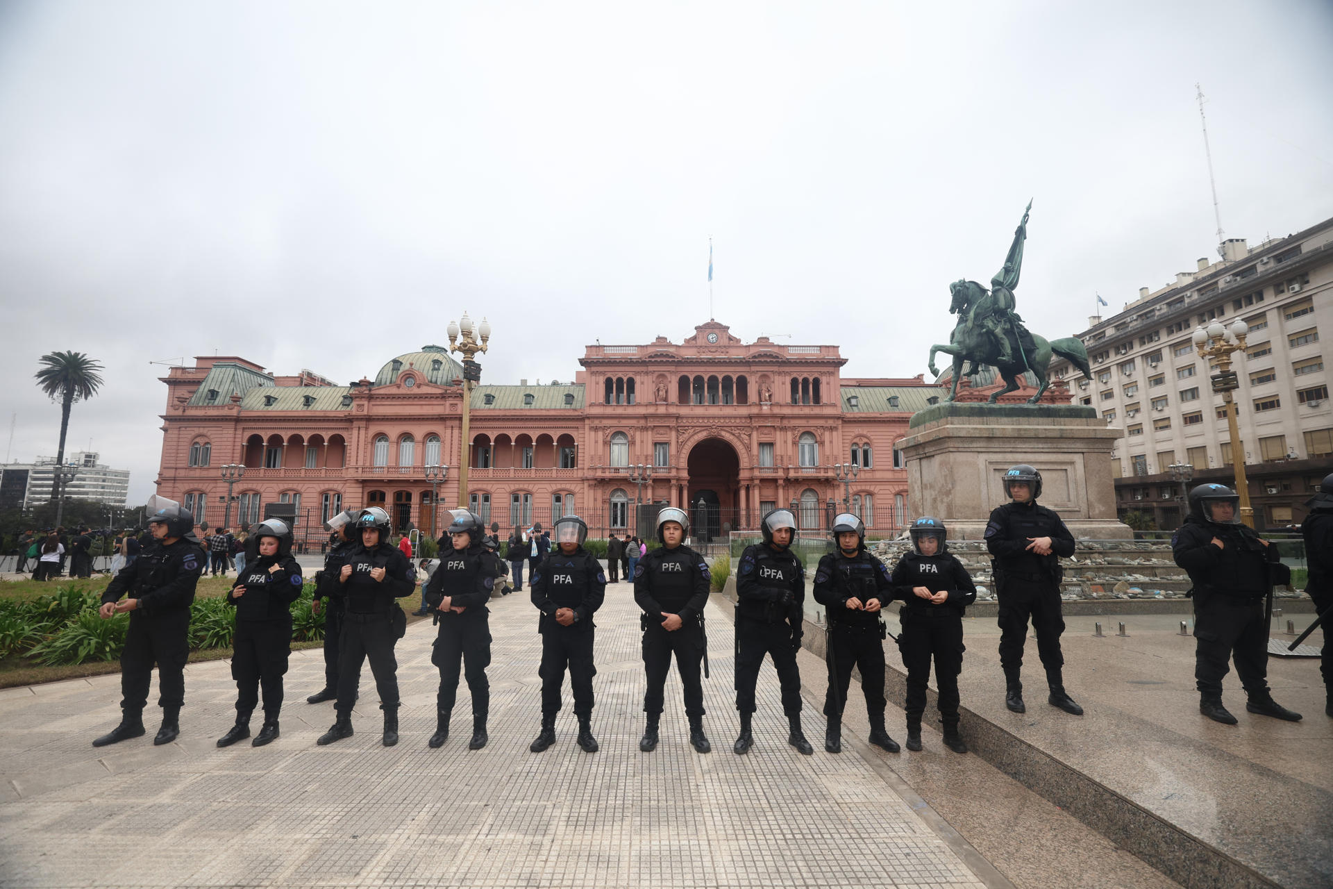 Integrantes de la Policía Federal Argentina custodian la Casa Rosada este lunes, en Buenos Aires (Argentina). EFE/ Juan Ignacio Roncoroni

