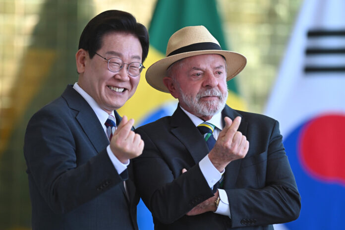 El presidente de Corea del Sur, Lee Jae-myung (i), posa junto a su homólogo de Brasil, Luiz Inácio Lula da Silva, tras una reunión bilateral este lunes, en Brasilia (Brasil). EFE/ Andre Borges
