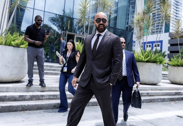 El abogado de los influencers Andrew y Tristan Tate, Joseph Daniel McBride, sale del juzgado federal C. Clyde Atkins, en el centro de Miami, Florida, EE. UU., el 27 de julio de 2026. EFE/CRISTOBAL HERRERA-ULASHKEVICH
