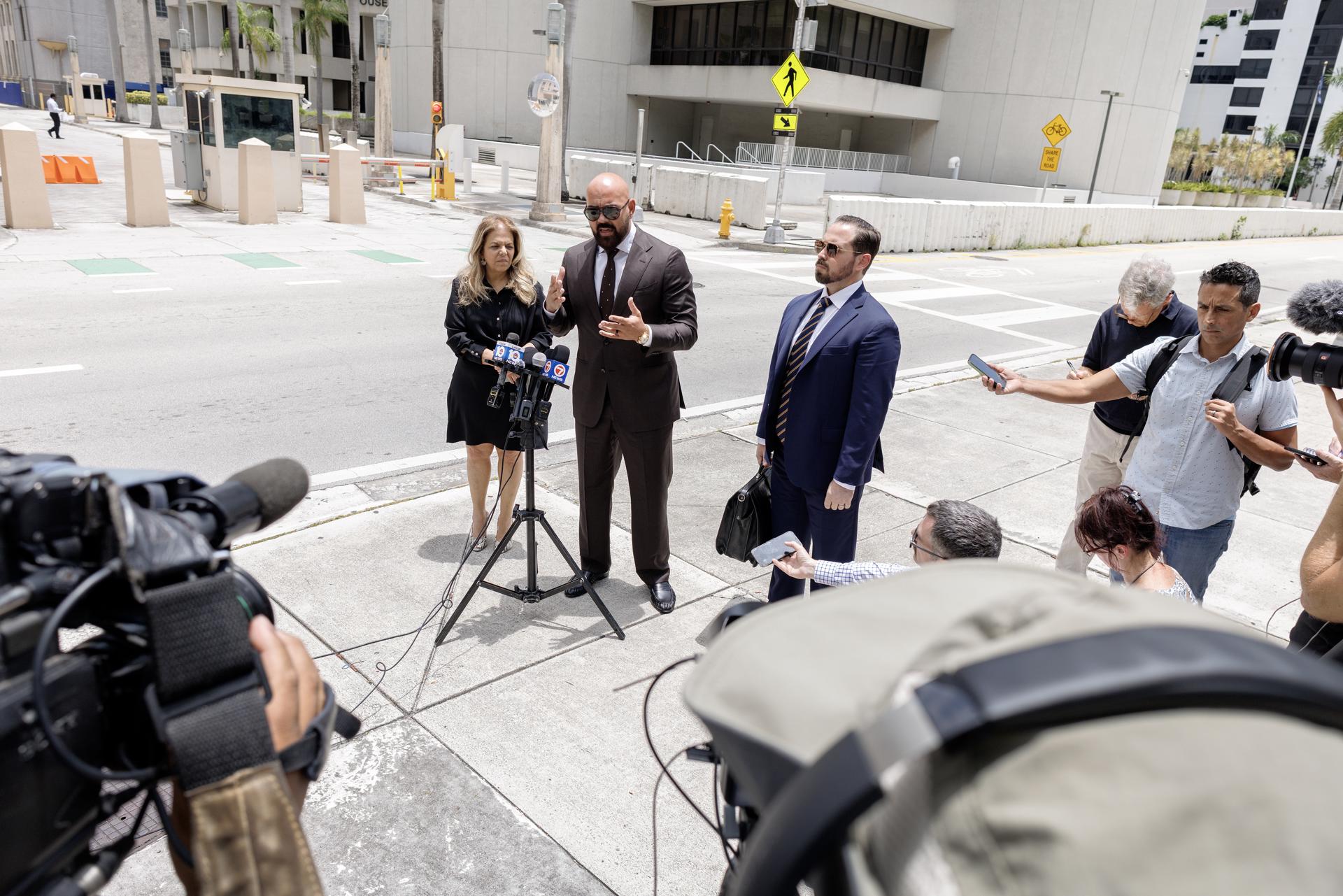 El abogado de los influencers Andrew y Tristan Tate, Joseph Daniel McBride, sale del juzgado federal C. Clyde Atkins, en el centro de Miami, Florida, EE. UU., el 27 de julio de 2026. EFE/CRISTOBAL HERRERA-ULASHKEVICH
