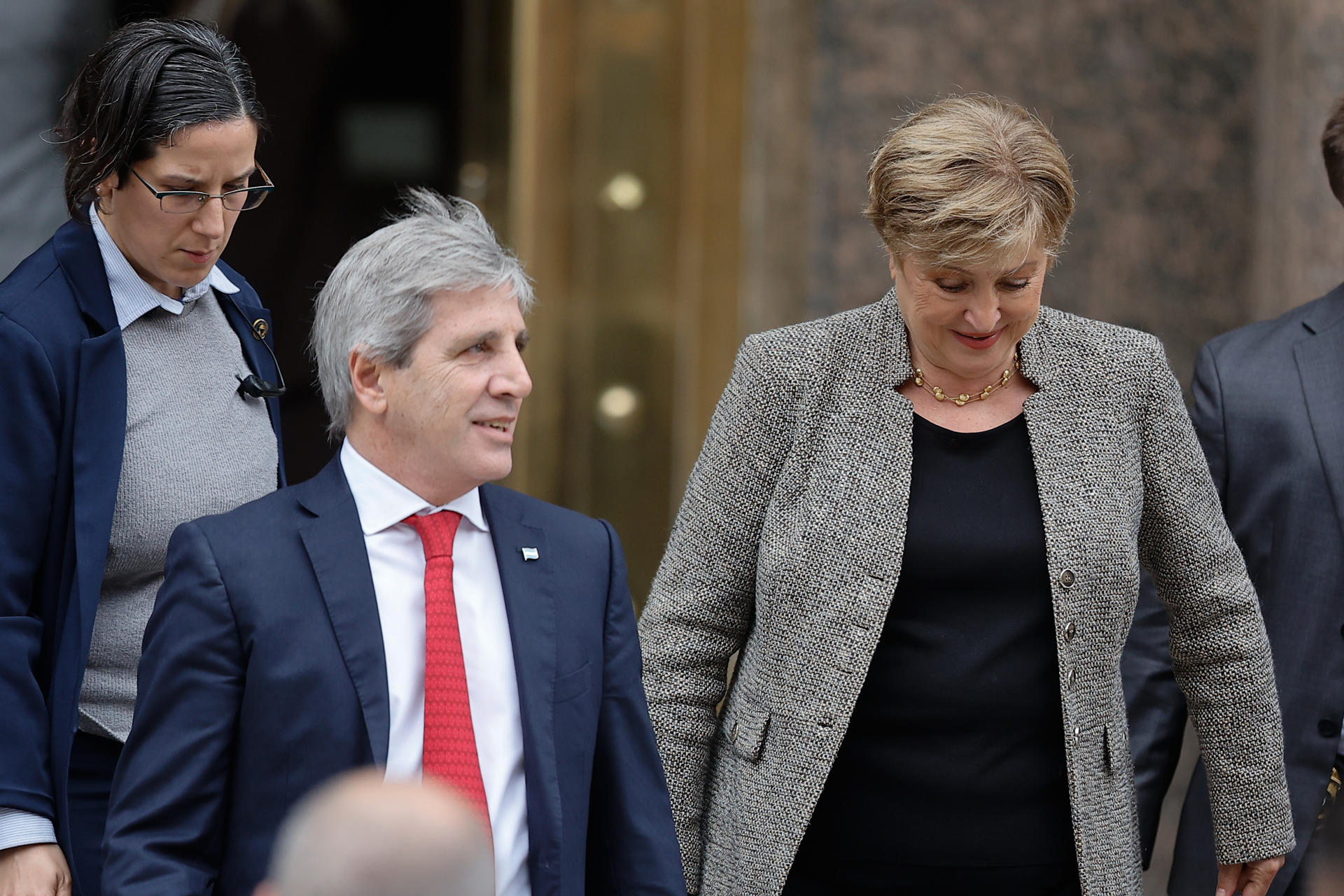 La directora gerente del Fondo Monetario Internacional (FMI), Kristalina Georgieva (d), y el ministro de Economía, Luis Caputo, salen después de sostener una reunión este lunes en Buenos Aires (Argentina). EFE/ Juan Ignacio Roncoroni
