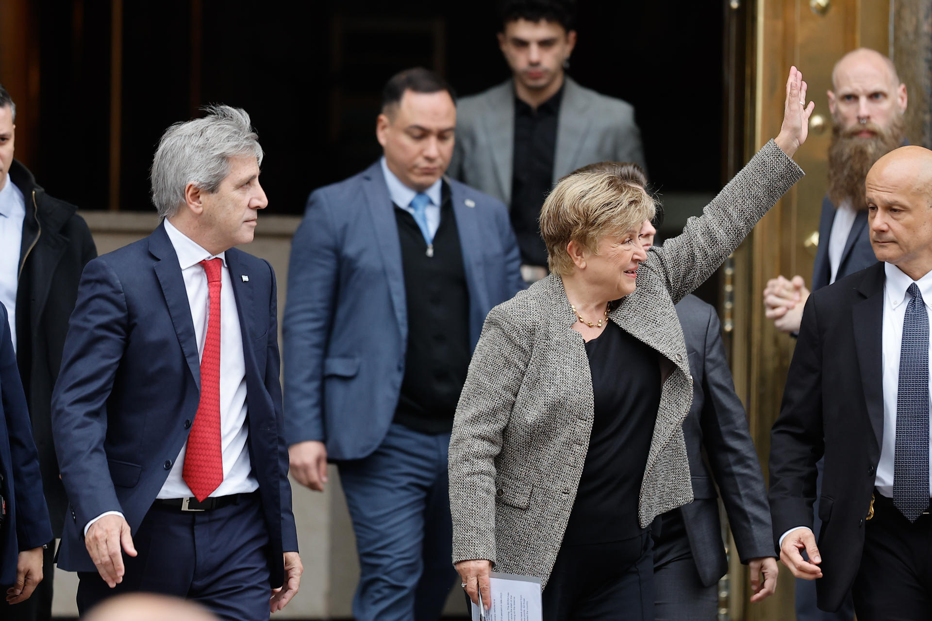 La directora gerente del Fondo Monetario Internacional (FMI), Kristalina Georgieva (d), saluda junto al ministro de Economía, Luis Caputo (i), a su salida después de sostener una reunión este lunes, en Buenos Aires (Argentina). EFE/ Juan Ignacio Roncoroni
