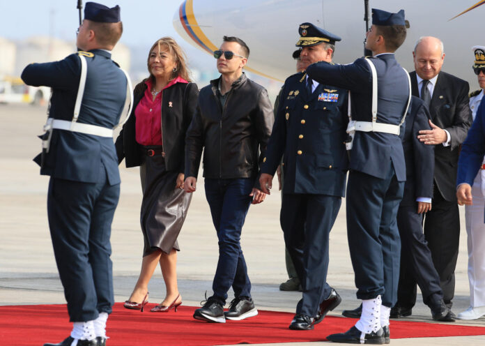 El presidente de Ecuador, Daniel Noboa (c), camina junto a la ministra de Desarrollo e Inclusión Social de Perú, Lily Vásquez (i), y el mayor general de la Fuerza Aérea de Perú (FAP), Roberto Martín Aranda Del Castillo, a su llegada a Lima para asistir a la toma de posesión de la presidenta electa de Perú, Keiko Fujimori, el 28 de julio de 2026, este lunes en Lima (Perú). EFE/ Germán Falcón
