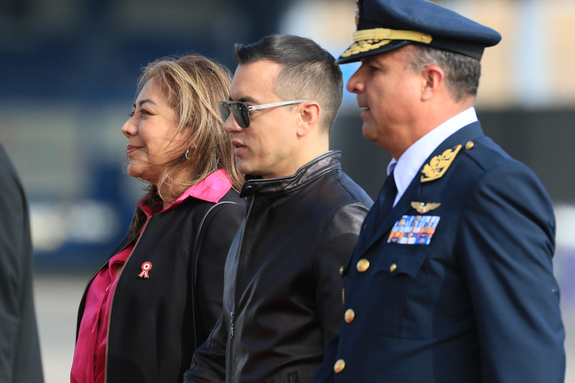 El presidente de Ecuador, Daniel Noboa (c), camina junto a la ministra de Desarrollo e Inclusión Social de Perú, Lily Vásquez (i), y el mayor general de la Fuerza Aérea de Perú (FAP), Roberto Martín Aranda Del Castillo, a su llegada a Lima para asistir a la toma de posesión de la presidenta electa de Perú, Keiko Fujimori, el 28 de julio de 2026, este lunes en Lima (Perú). EFE/ Germán Falcón
