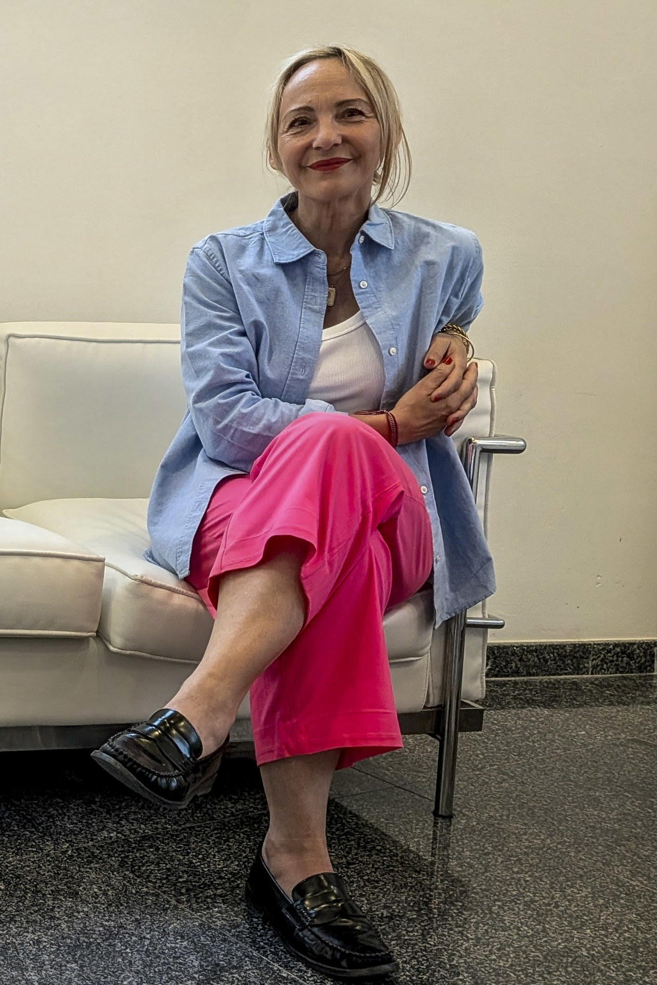 Cati Baur habla con EFE de Marcie, protagonista de la novela gráfica homónima, una mujer en la cincuentena, en paro e invisible para la sociedad, por lo mejor es adaptarte a tu nuevo estatus, que aprovecha esta transparencia social para convertirse en una discreta detective privada. EFE/ Sergio Andreu
