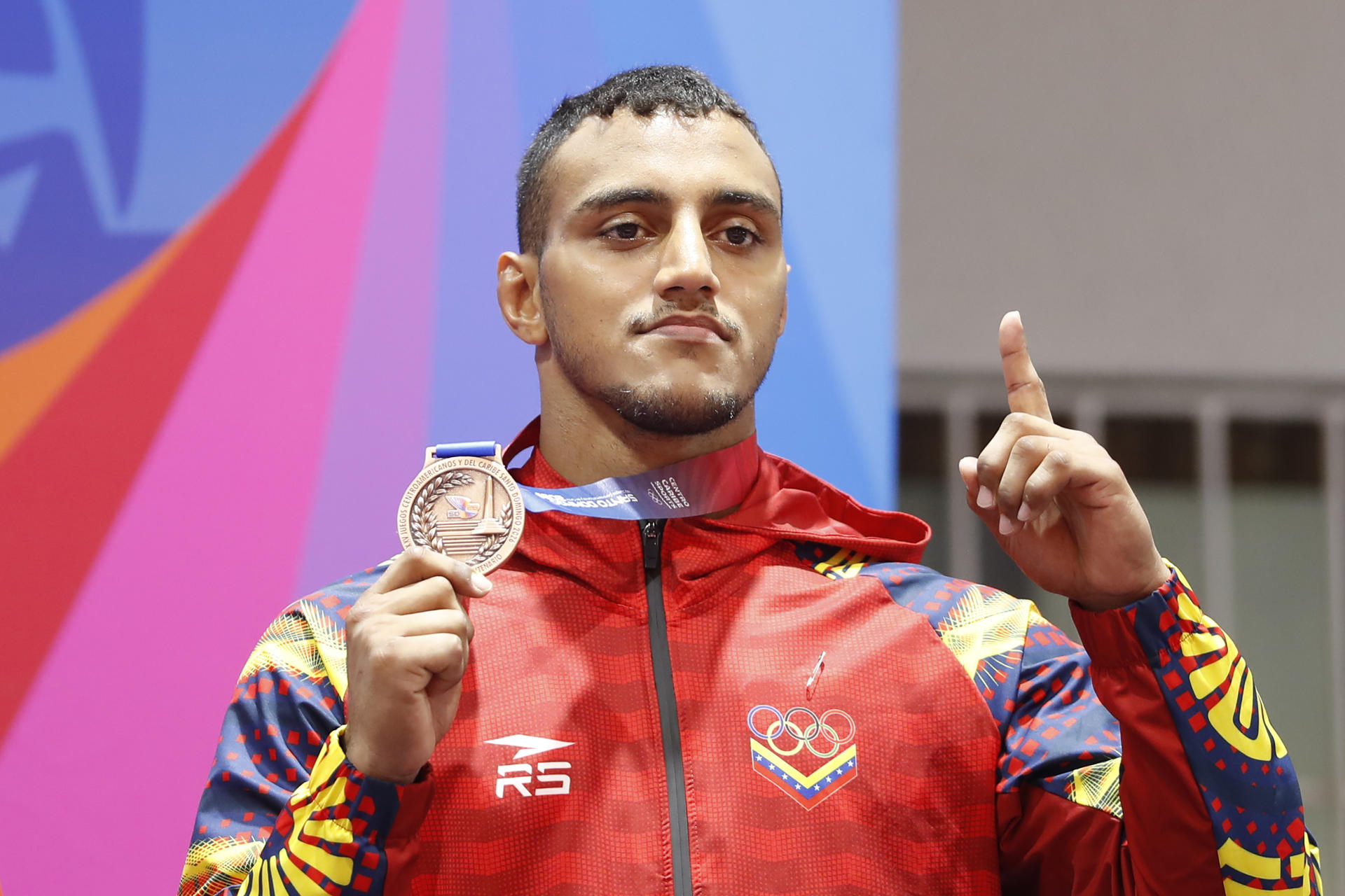 Jonhelius Patete de Venezuela posa con la medalla de bronce este lunes, al finalizar un combate en la categoría -90 kg de judo durante los XXV Juegos Centroamericanos y del Caribe Santo Domingo 2026. EFE/ Rodrigo Sura
