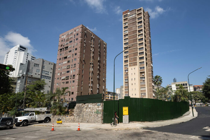 Fotografía que muestra edificios afectados por el doble terremoto ocurrido hace un mes en Caracas (Venezuela). EFE/ Ronald Peña R
