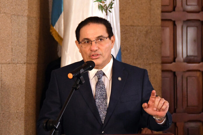 El ministro de Gobernación (Interior) de Guatemala, Marco Antonio Villeda, fue captado, este 27 de junio, durante una rueda de prensa, en Ciudad de Guatemala (Guatemala). EFE/Alex Cruz
