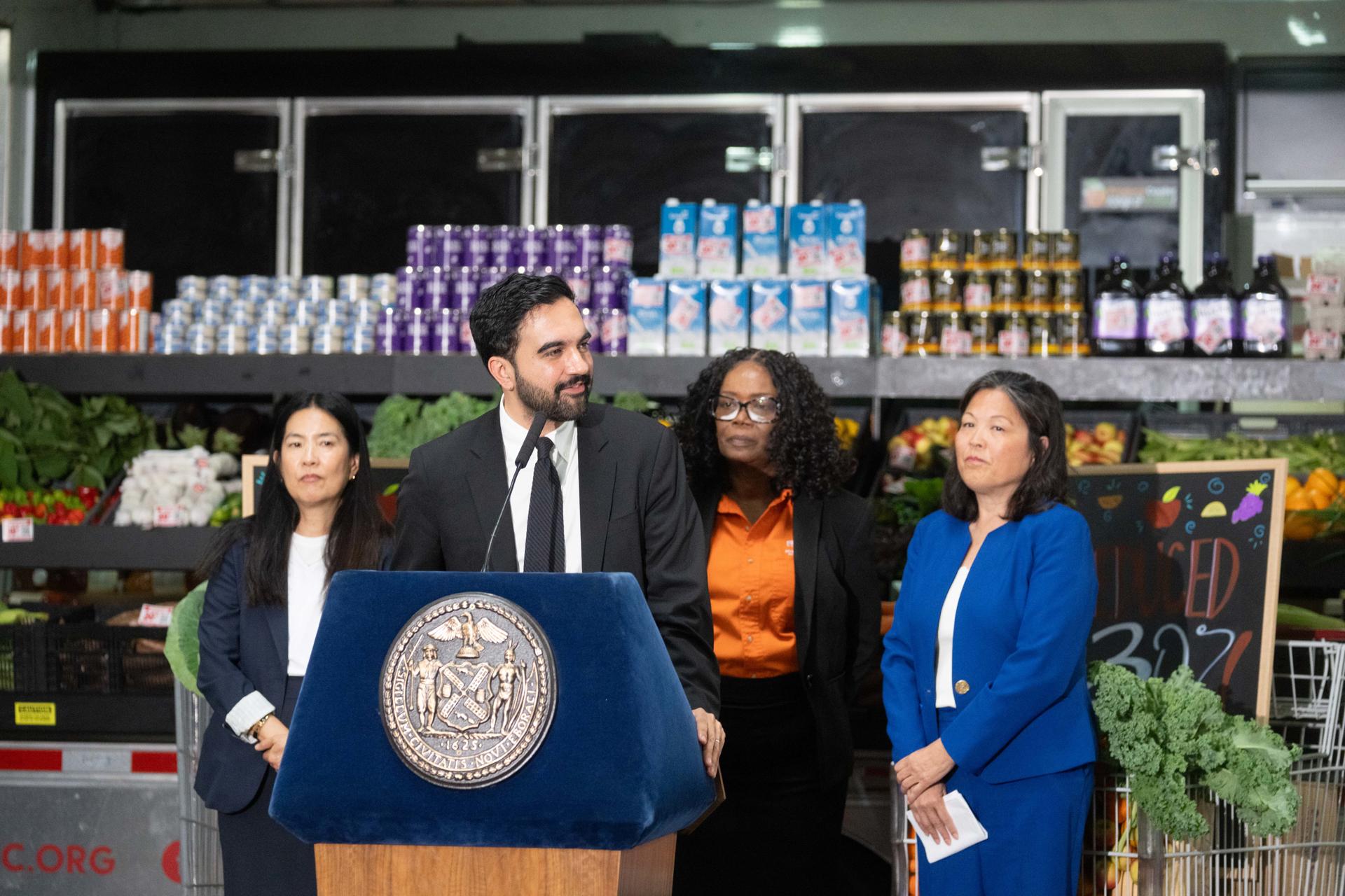 Fotografía cedida por el Ayuntamiento de Nueva York donde aparece su alcalde, Zohran Kwame Mamdani (2-i), la vicealcaldesa de Justicia Económica, Julie Su (d), y representantes de la Corporación de Desarrollo Económico de la Ciudad de Nueva York durante una rueda de prensa este lunes, en Brooklyn, Nueva York (Estados Unidos). EFE/ Michael Appleton/ Ayuntamiento de Nueva York /SOLO USO EDITORIAL/ NO VENTAS/ SOLO DISPONIBLE PARA ILUSTRAR LA NOTICIA QUE ACOMPAÑA (CRÉDITO OBLIGATORIO)
