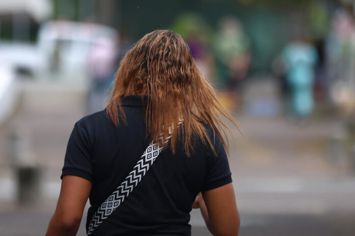 Una mujer fue captada este 27 de julio al caminar por una calle de Ciudad de Panamá (Panamá). EFE/Carlos Lemos
