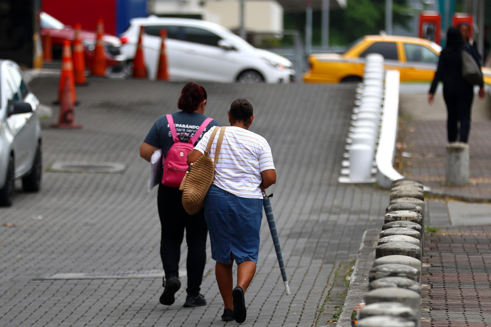 Un par de mujeres fue captado este 27 de julio al caminar por una calle de Ciudad de Panamá (Panamá). EFE/Carlos Lemos
