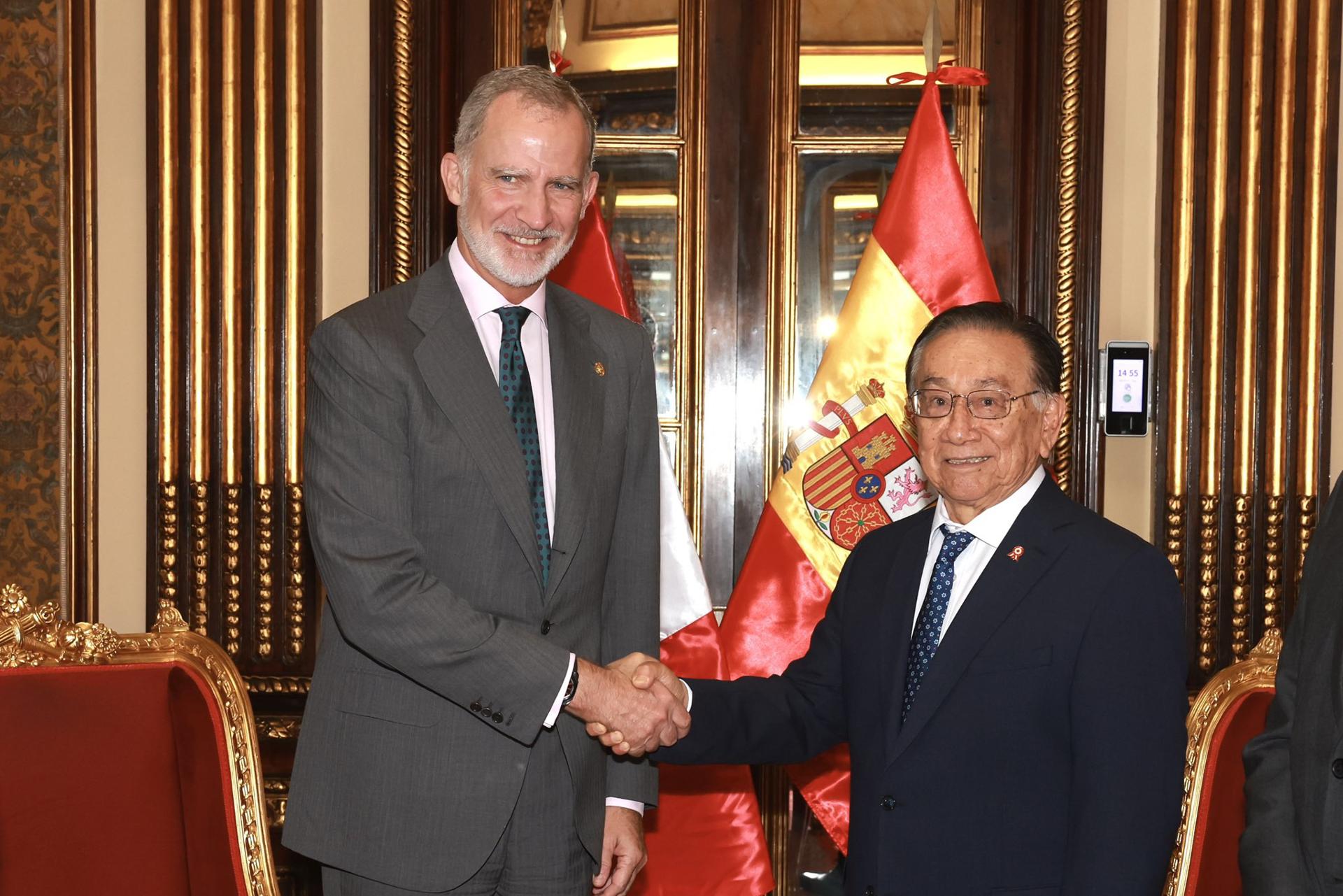 Fotografía cedida este 27 de julio por la Casa Real en la que se captó al rey de España, Felipe VI, al posar junto al saliente presidente de Perú, José María Balcázar, en el Palacio de Gobierno, en Lima (Perú). EFE/Casa Real
