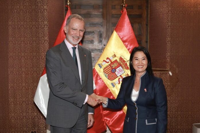 Fotografía cedida este 27 de julio por la Casa Real en la que se captó al rey de España, Felipe VI, al posar junto a la presidenta electa de Perú, Keiko Fujimori, en el Palacio de Gobierno, en Lima (Perú). EFE/Casa Real
