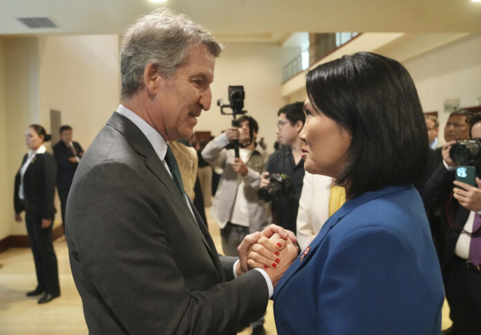 Fotografía cedida este 27 de julio por el Partido Popular (PP) español en la que se captó al presidente del PP, Alberto Núñez Feijoo (c-i), y a la presidenta electa de Perú, Keiko Fujimori (c-d), durante un encuentro, en el almuerzo CEAPI-CAF, con motivo de la toma de posesión de la mandataria electa de la República del Perú. EFE/David Mudarra/PP
