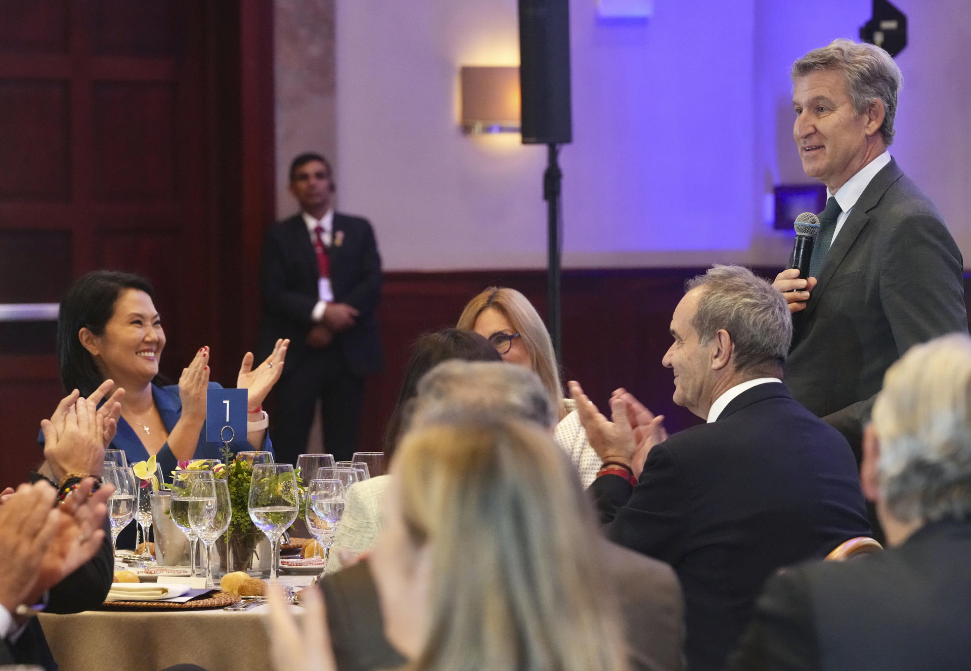 Fotografía cedida este 27 de julio por el Partido Popular (PP) español en la que se captó al presidente del PP, Alberto Núñez Feijoo (d), y a la presidenta electa de Perú, Keiko Fujimori (i), durante un encuentro, en el almuerzo CEAPI-CAF, con motivo de la toma de posesión de la mandataria electa de la República del Perú. EFE/David Mudarra/PP
