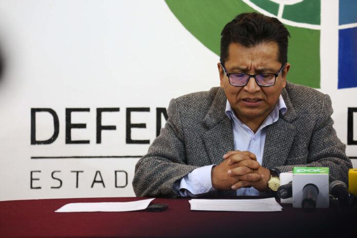 Fotografía de archivo en la que se captó al defensor del Pueblo de Bolivia, Pedro Callisaya, durante una conferencia de prensa, en La Paz (Bolivia). EFE/Luis Gandarillas
