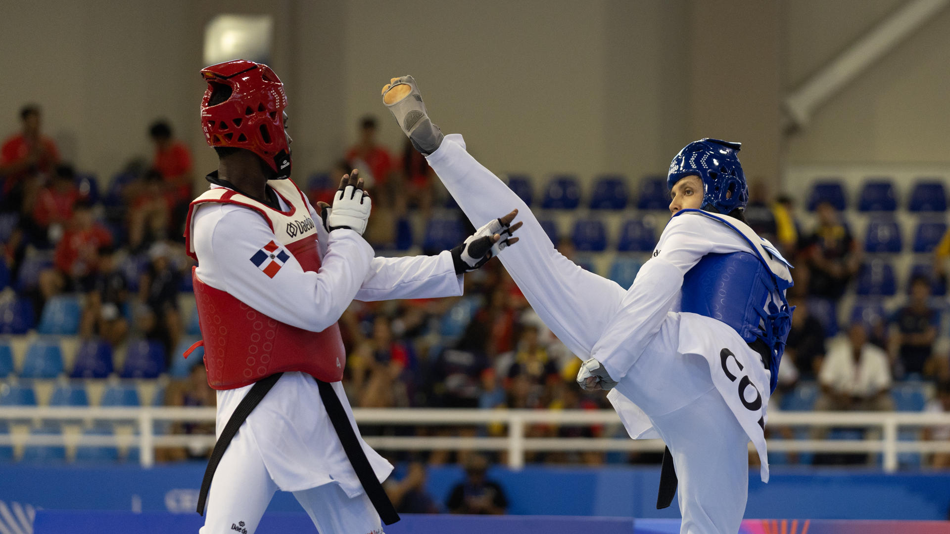 Bernardo Pie (i), de República Dominicana, enfrenta a Damián Gil, de Colombia, este lunes en un combate de taekwondo kyorugui -74 kg durante los XXV Juegos Centroamericanos y del Caribe Santo Domingo 2026. EFE/ Orlando Barría
