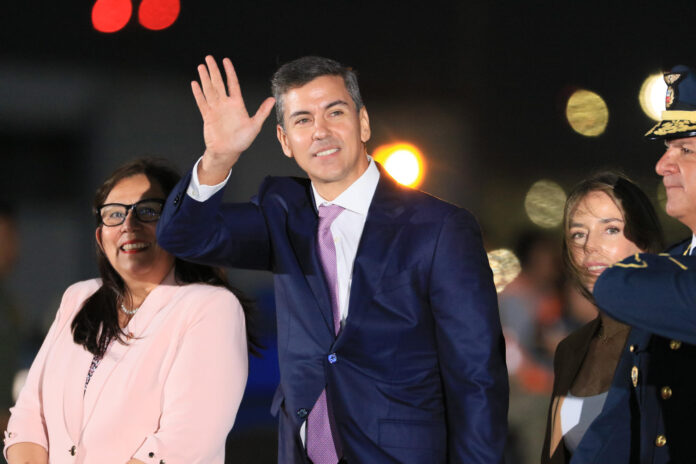 El presidente de Paraguay, Santiago Peña (c), saluda a su llegada este lunes, para asistir a los actos oficiales de la transmisión de mando e investidura programados para el martes, de la presidenta electa de Perú, Keiko Fujimori, en Lima (Perú). EFE/ Germán Falcón
