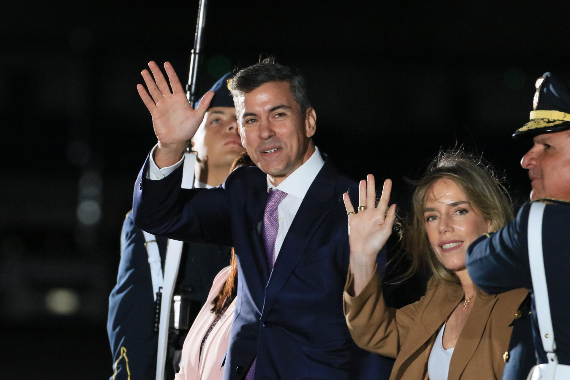 El presidente de Paraguay, Santiago Peña (i), y su esposa Leticia Ocampos (2-d), saludan a su llegada este lunes, para asistir a los actos oficiales de la transmisión de mando e investidura programados para el martes, de la presidenta electa de Perú, Keiko Fujimori, en Lima (Perú). EFE/ Germán Falcón
