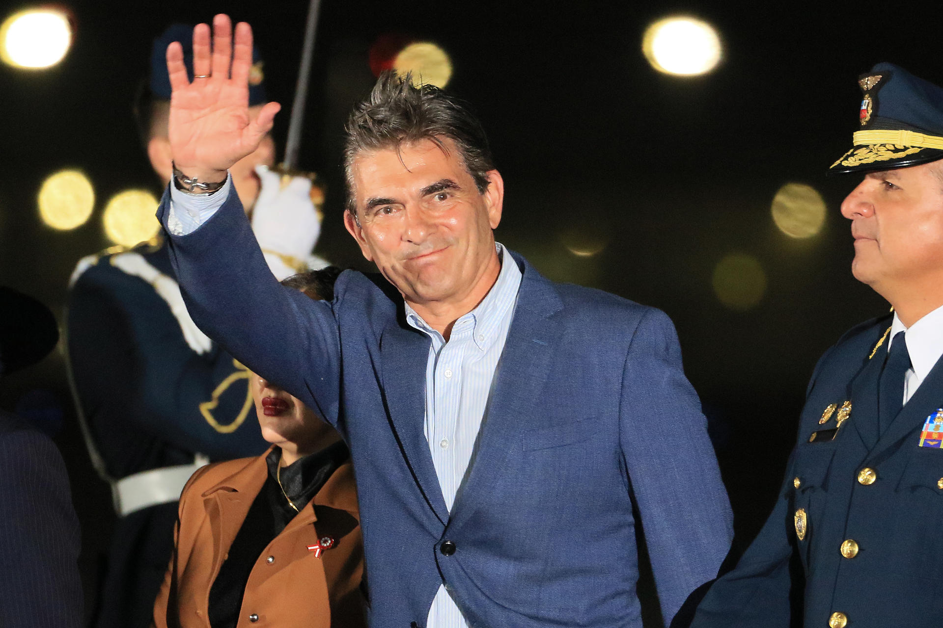 El presidente de Bolivia, Rodrigo Paz (c), fue captado, este 27 de julio, al saludar a su llegada a la base militar anexa al aeropuerto internacional Jorge Chávez, para asistir a la investidura de la presidenta electa de Perú, Keiko Fujimori, en Lima (Perú). EFE/Germán Falcón
