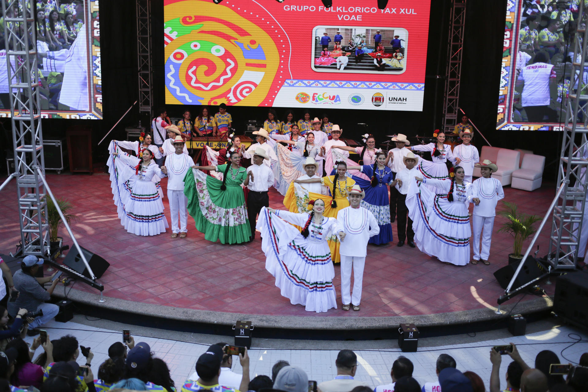 Integrantes del grupo folclórico de Honduras fueron captados este 27 de julio, al bailar durante la inauguración del XIII Festival Interuniversitario Centroamericano de la Cultura y el Arte (FICCUA 2026), en la Universidad Nacional Autónoma de Honduras (UNAH), en Tegucigalpa (Honduras). EFE/Gustavo Amador
