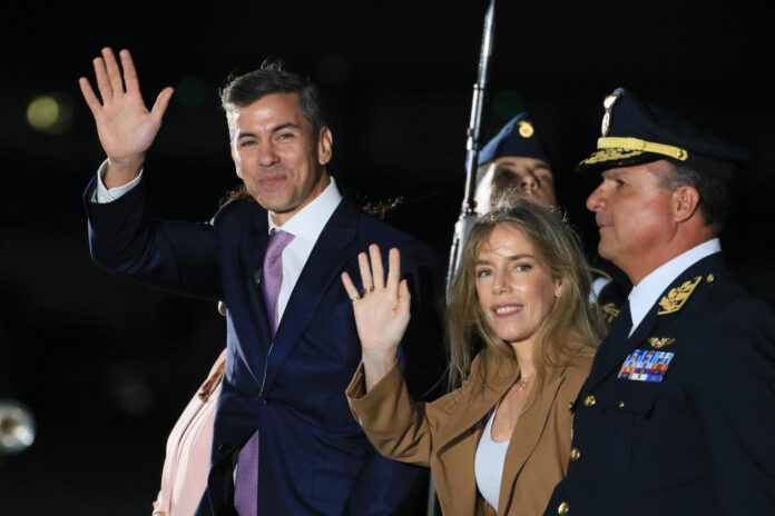 El presidente de Paraguay, Santiago Peña (i), y su esposa, Leticia Ocampos (2-d), fueron captados este 27 de julio al saludar a su llegada a la base militar anexa al aeropuerto internacional Jorge Chávez, para asistir a la investidura de la presidenta electa de Perú, Keiko Fujimori, en Lima (Perú). EFE/Germán Falcón
